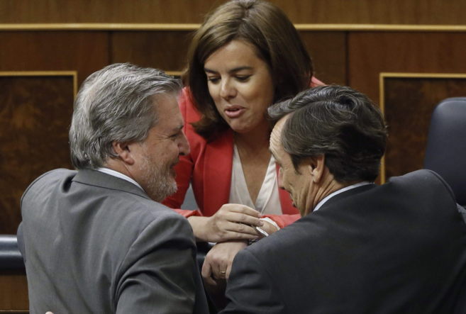 El ministro Mndez de Vigo y la vicepresidenta Senz de Santamara...