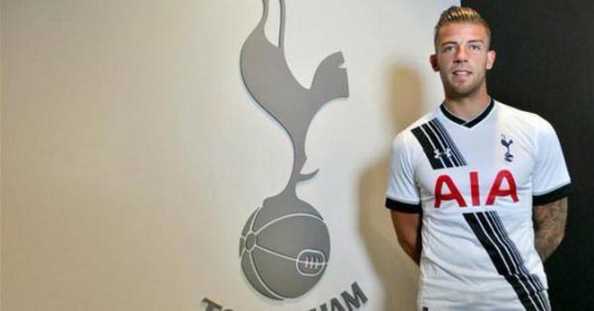 Alderweireld posa con la camiseta del Tottenham