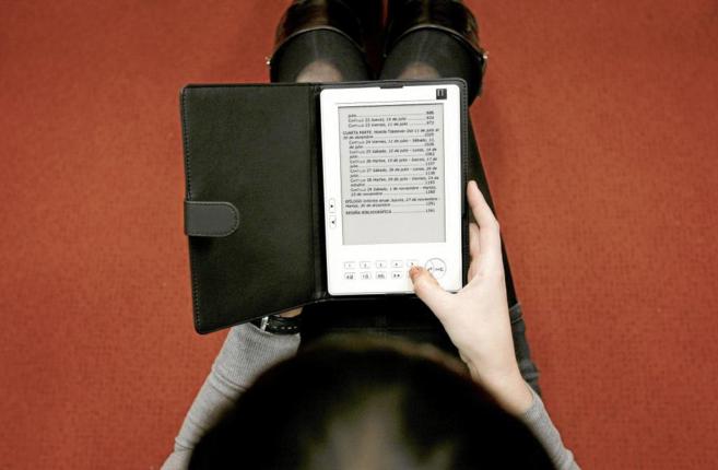 Una mujer lee en un ebook