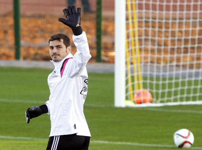 Casillas saluda durante un entrenamiento con el Real Madrid.