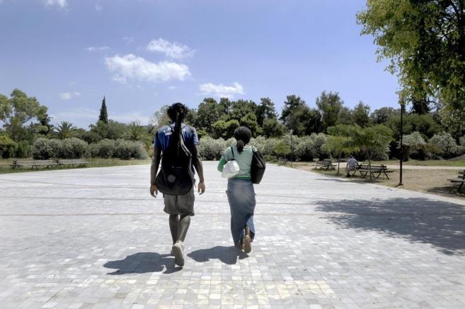 Personas sin hogar se dirigen al parque Pedion Tou Areos , en Atenas,...