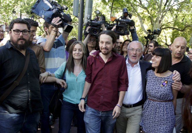 El lder de Podemos, Pablo Iglesias, junto con ngela Ballester (a...