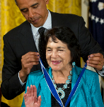 Dolores Huertas en 2012 condecorada por Barack Obama por su lucha por...