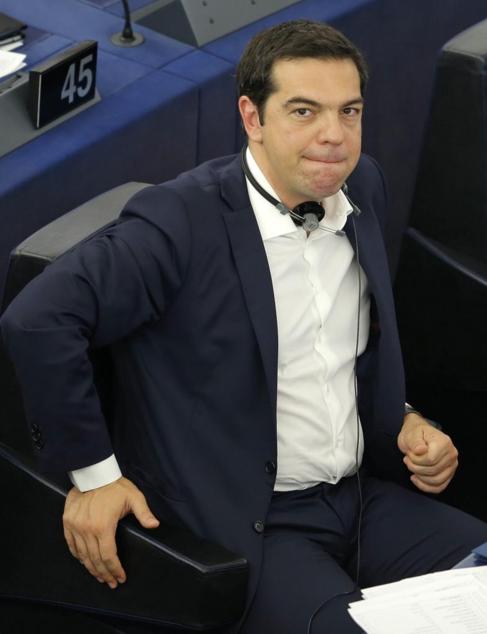 Alexis Tsipras atiende en el debate del Parlamento Europeo que se...
