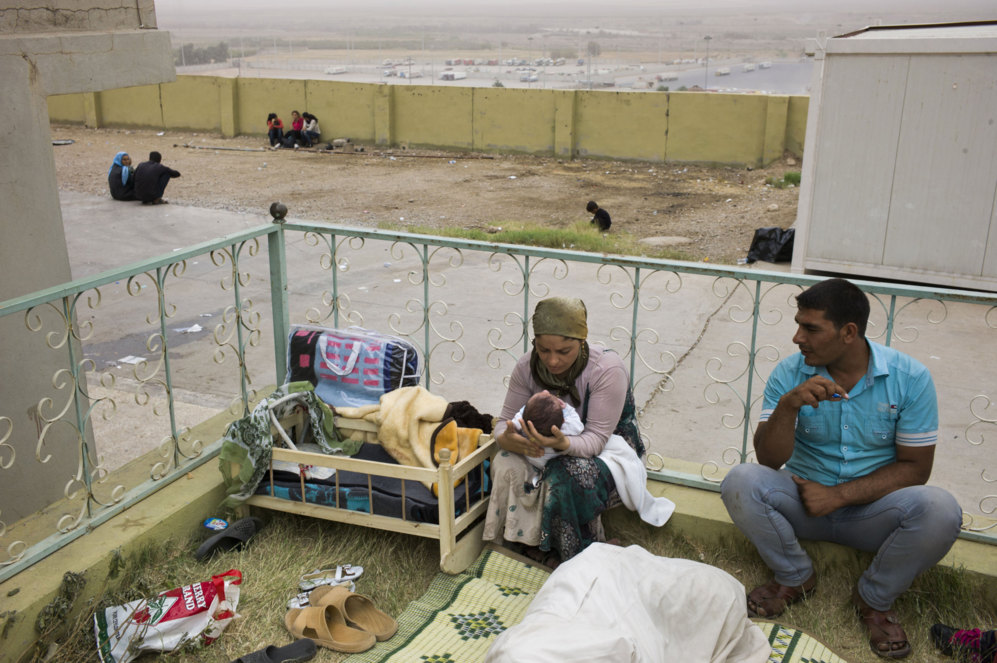 Una familia siria de Kobani espera en "The Castle", una base militar...