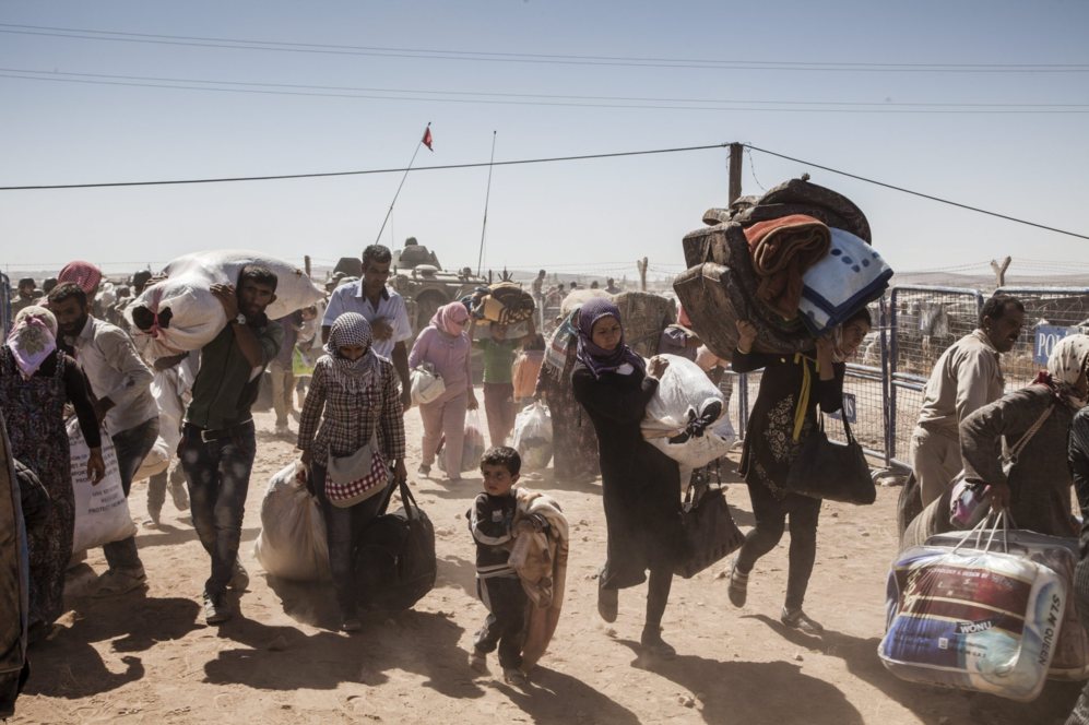 Refugiados sirios procedentes de Kobani cruzan la frontera hacia...