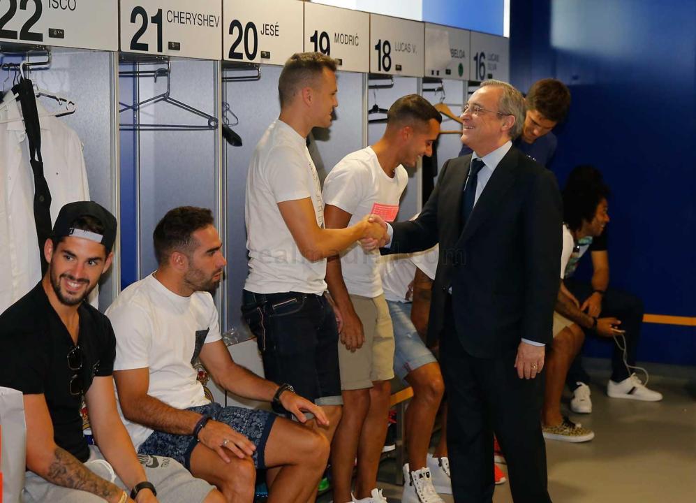 Florentino en el vestuario saludando a los jugadores
