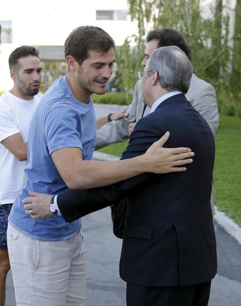 Florentino Prez salud a Iker Casillas en Valdebebas....
