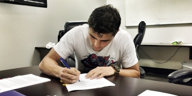 El nuevo jugador de los Utah Jazz firmando su contrato.
