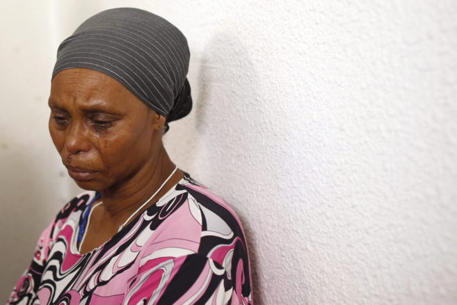 La madre del joven israel desaparecido Avraham Mangisto llora ante...