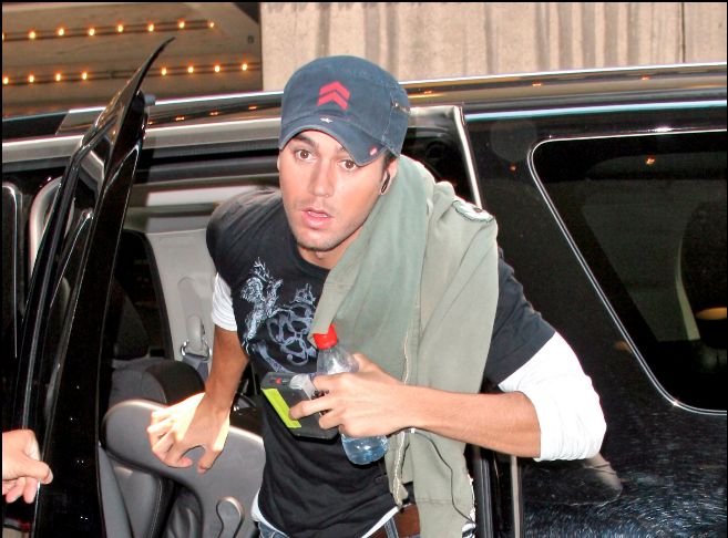 Enrique Iglesias llegando al show TRL en Nueva York en 2007