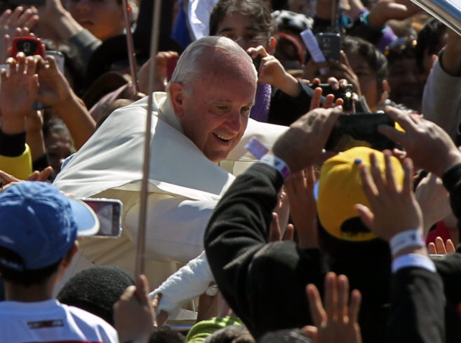 El Papa saluda a los fieles congregados en la ltima misa en Bolivia.