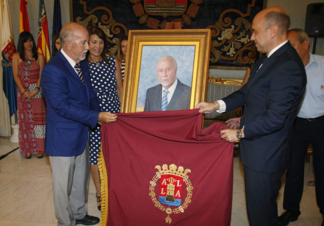 Miguel Valor descubre su retrato junto al actual alcalde de Alicante,...