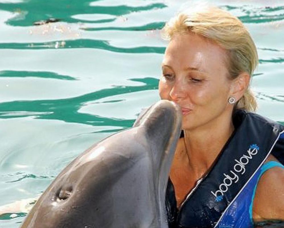 Una curiosa imagen de Corinna besando un delfn.