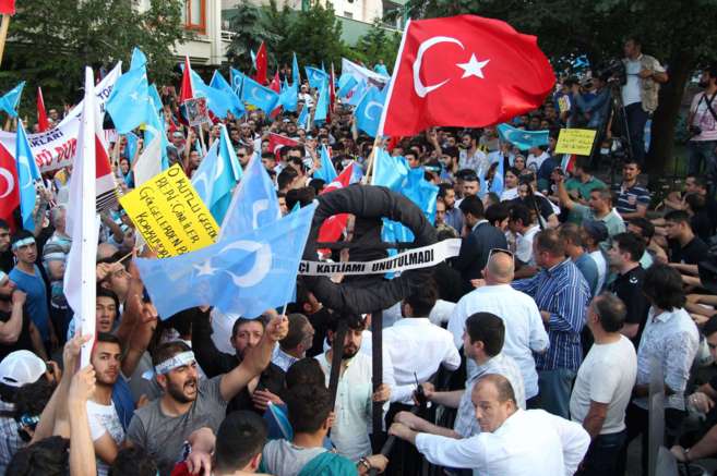 Nacionalistas turcos se manifiestan frente a la embajada de China en...