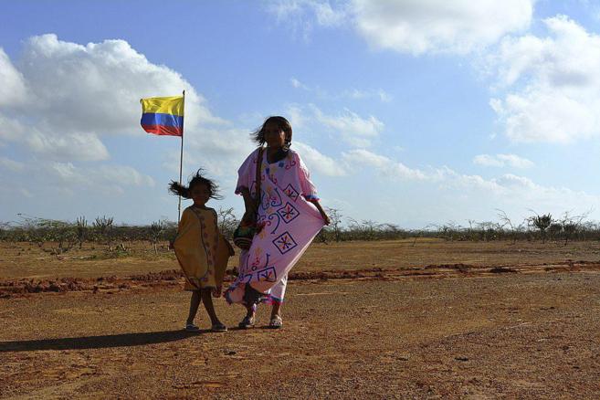Una mujer y una nia en una rida zona de Colombia.