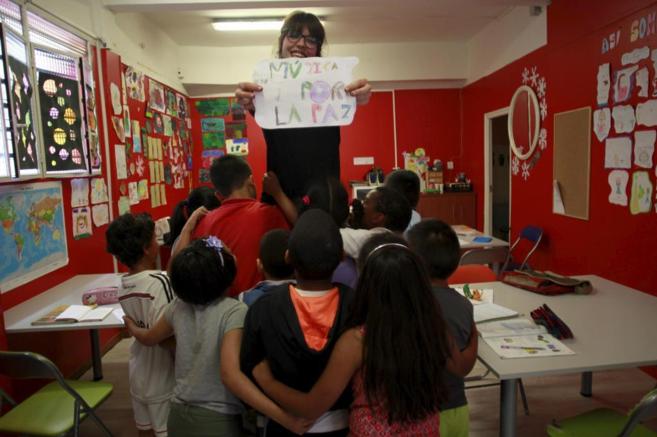 Nerea Jimnez, profesora voluntaria, rodeada por sus alumnos. CHEMA...