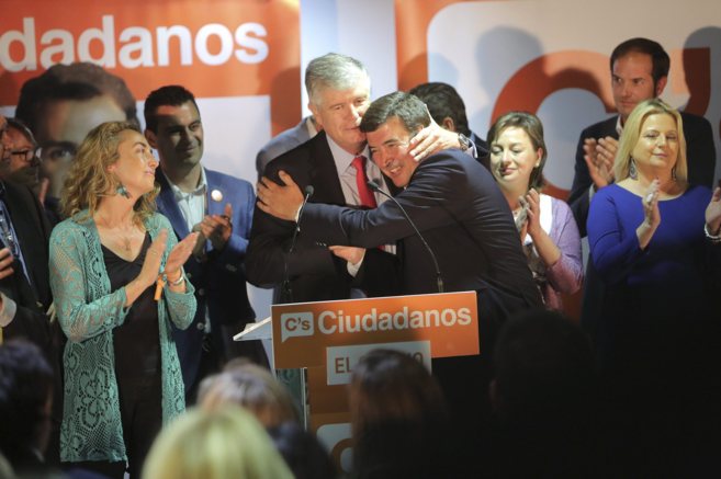 El secretario general de Ciudadanos, Matas Alonso. abraza a Fernado...
