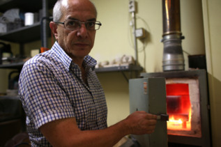 Miguel Gonzlez, en su taller en Madrid