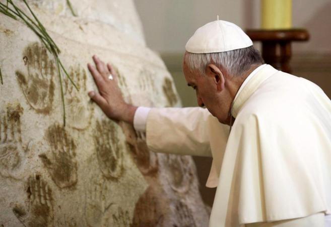 El Papa Francisco I reza delante de la estatua de la Virgen María en...