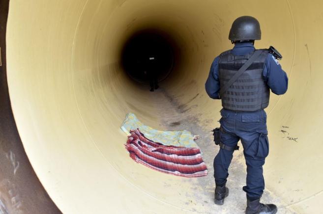 La policía federal inspeccionan un oleoducto en construcción bajo la...