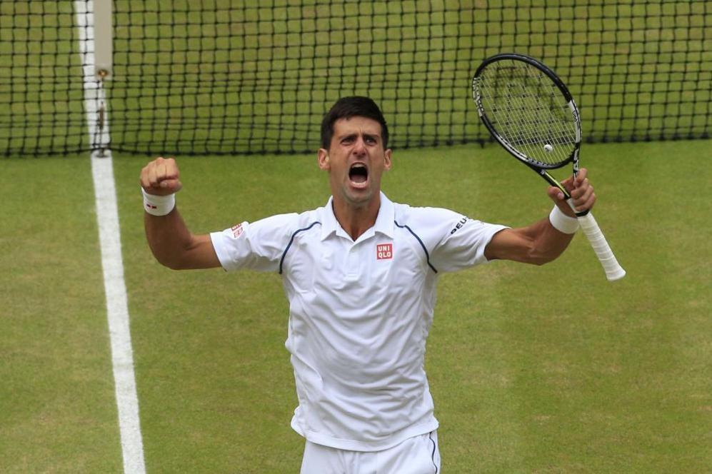 Djokovic celebra su victoria sobre Federer en la final de Wimbledon.