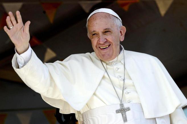 El Papa Francisco sonríe en su visita al suburbio del Bañado Norte,...
