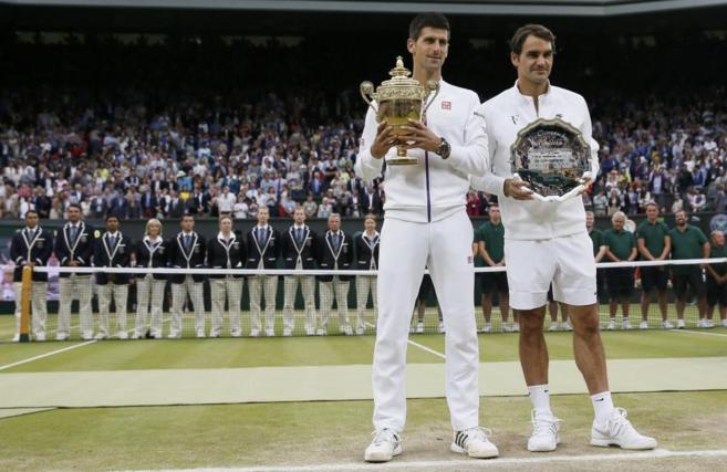 Djokovic y Federer, durante la entrega de premios en el All England...