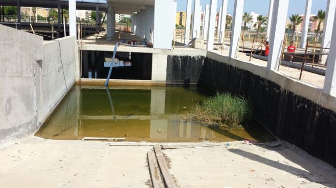 Agua estancada en la infraestructura antes de terminar el drenaje
