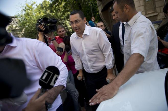 El primer ministro de Rumana, Victor Ponta, llega a la sede de la...