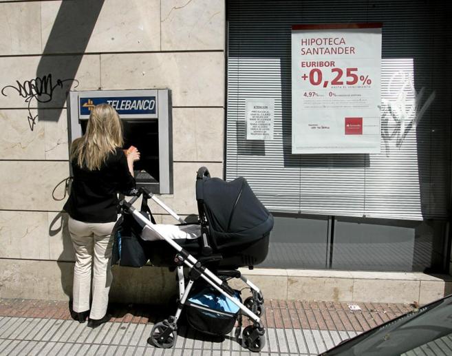 Una mujer saca dinero de un cajero automtico en Madrid.
