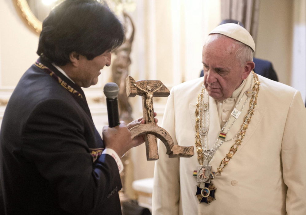 El presidente boliviano, Evo Morales, entrega un "crucifijo comunista"...