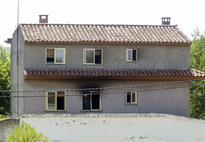 Vista de la residencia incendiada de Santa Fe, en la localidad de...