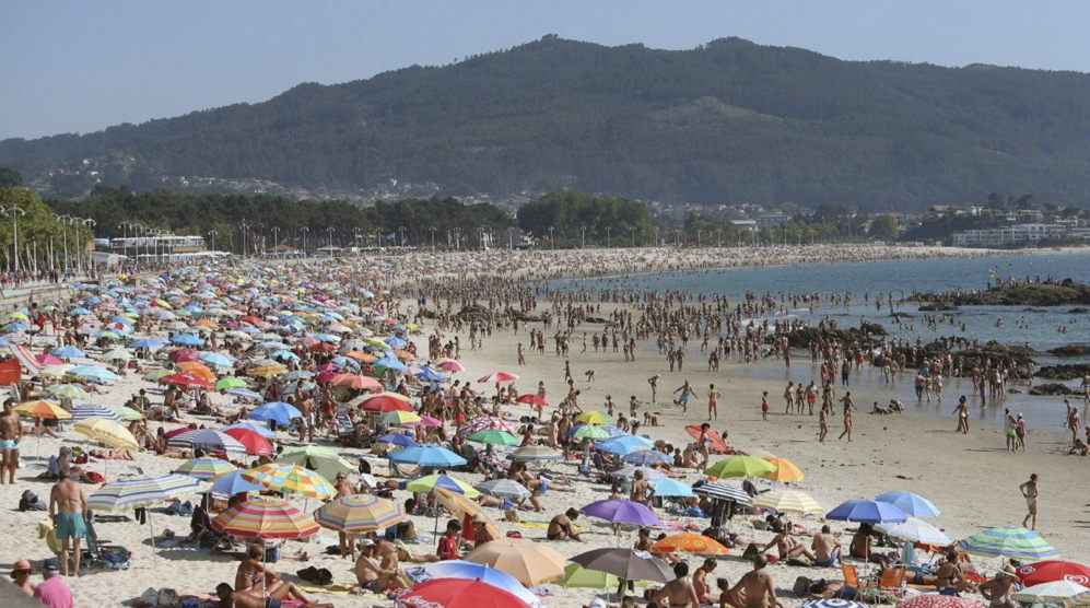 La playa de Samil en Vigo (Pontevedra), llena hasta los topes.