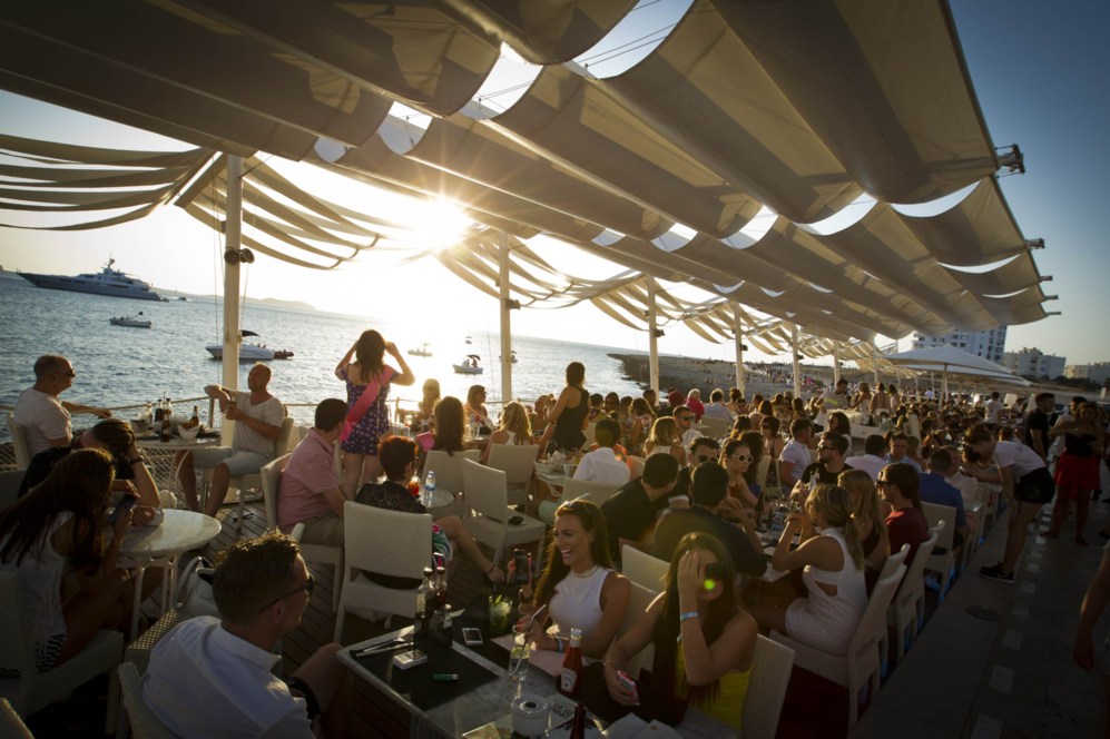Los veranantes se agolpan en las terrazas de Ibiza para ver la puesta...