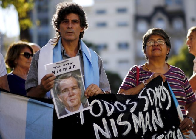 Dos manifestantes en Buenos Aires  sostienen una pancarta de Nisman,...