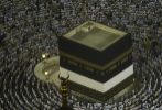 Peregrinos musulmanes rezan en torno a la kaaba de la Gran Mezquita de...