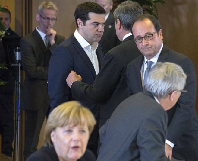 Tsipras conversa con Mario Draghi, en presencia de Hollande, Juncker y...
