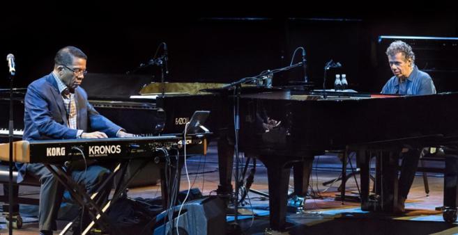 Los pianistas Herbie Hancock y Chick Corea en una actuacin reciente...