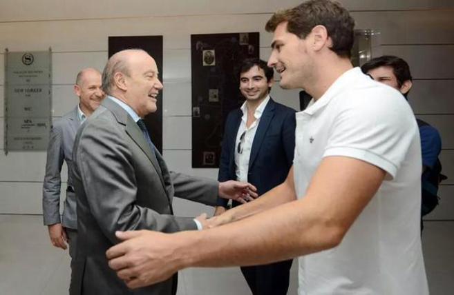Iker Casillas con Pinto Da Costa, presidente del Oporto