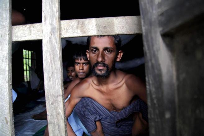 Un grupo de inmigrantes Rohingya rescatados por la marina birmana.