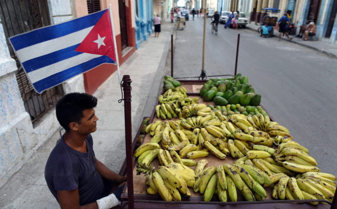 Un joven vende frutas en una calle de la Habana.