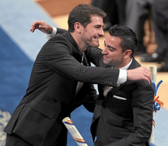 Casillas y Xavi se abrazan durante la entrega del Prncipe de...