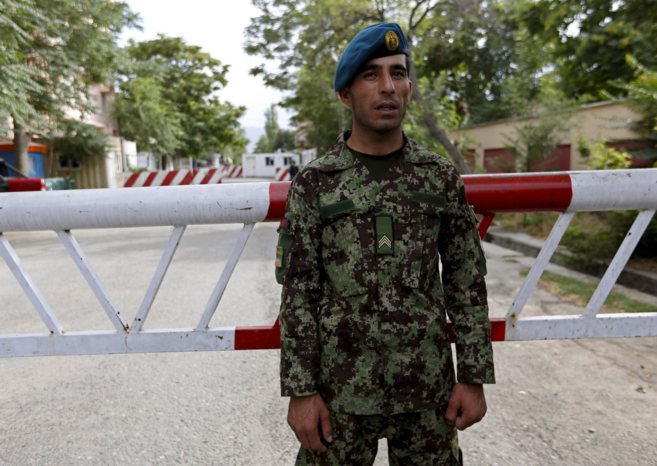 El soldado Essa Khan frente al Parlamento de Afganistán en Kabul.