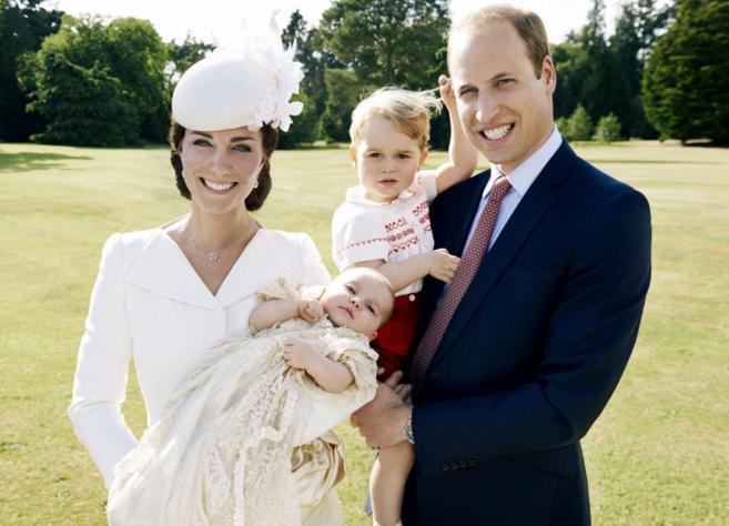 Los duques de Cambridge con sus hijos Carlota y Jorge.