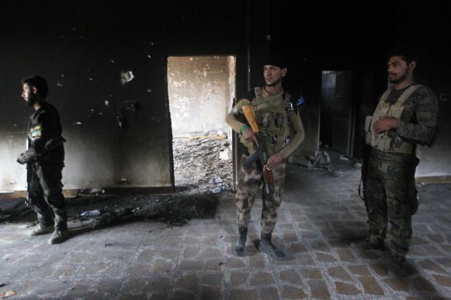 Soldados de las milicias de Irak reclutadas contra el Estado...