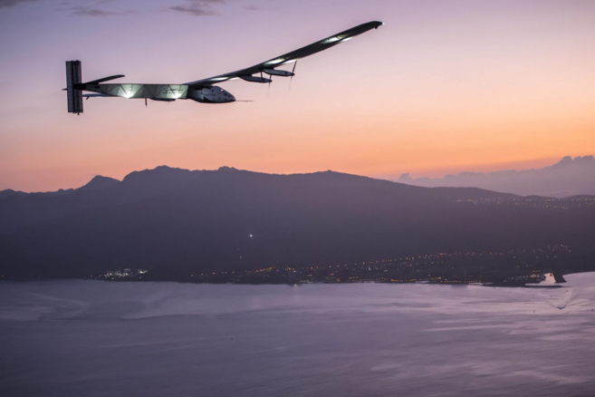 El avin Solar Impulse aterizando en Hawai.