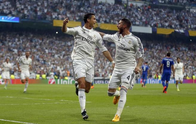 Cristiano Ronaldo y Sergio Ramos celebran un gol en un partido de la...