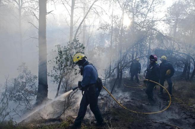 Miembros de las brigadas forestales en un incendio.