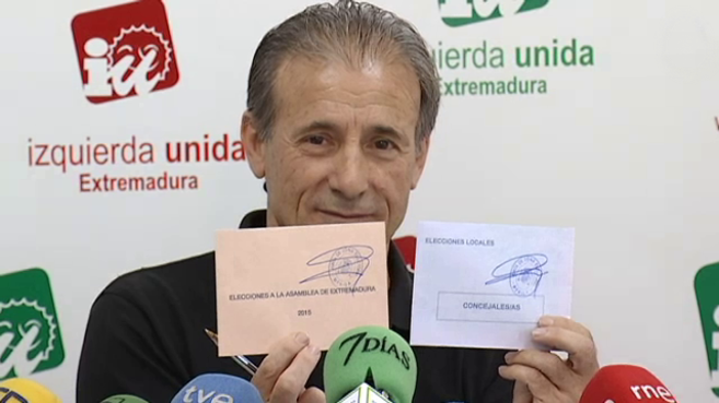 Pedro Escobar, lder de IU Extremadura, con las papeletas de las...